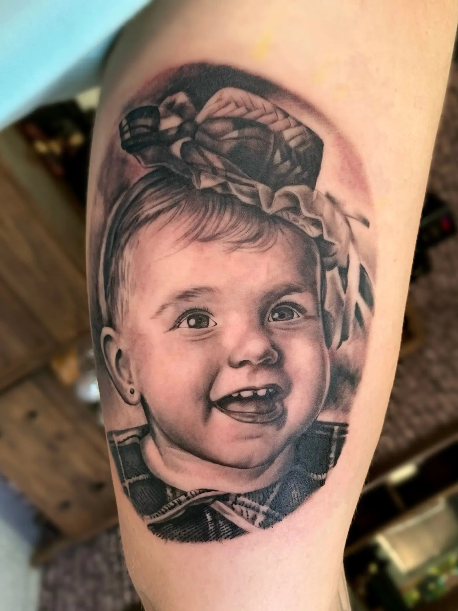 Retrato de criança sorrindo em realismo no braço